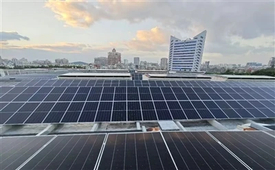 Projekt fotovoltaického solárneho vysokozdvižného vozíka Linde